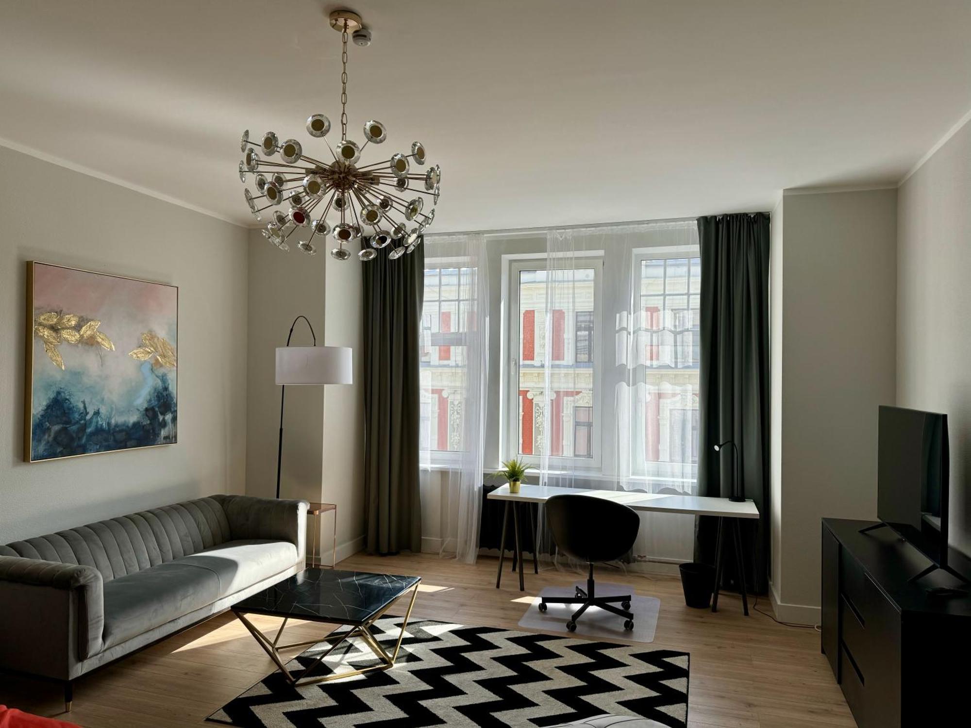 Beautiful, Spacious, 4br Apartment *
